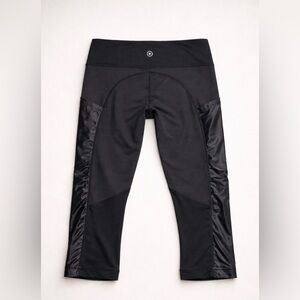 lululemon athletica cropped Black Leggings. Size 2 runs small, fits a 00 or 0.